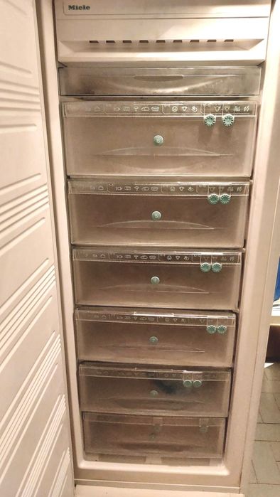 Arca congeladora vertical Miele