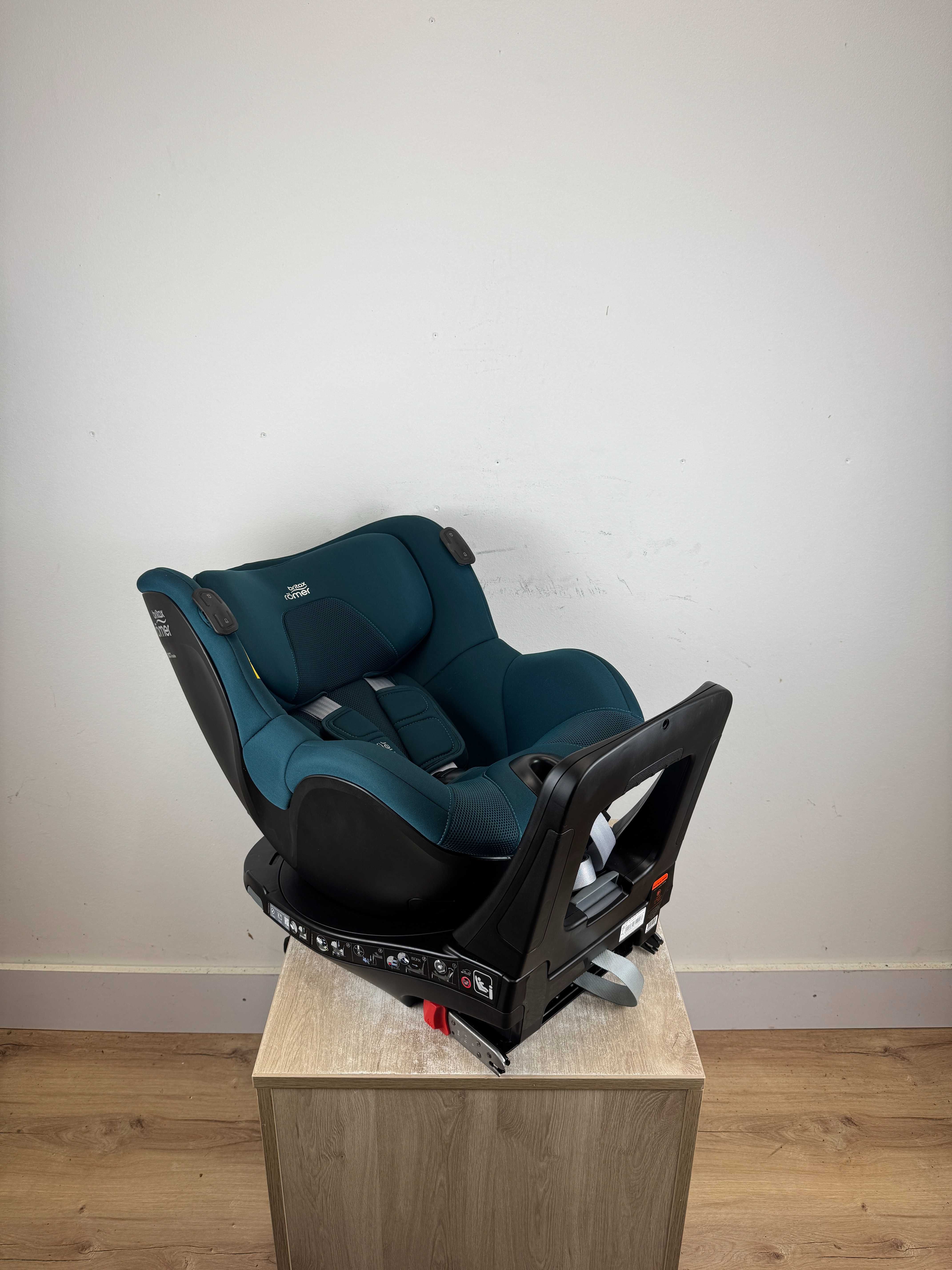 Britax Romer Dualfix 3 i-Size  + baza Flex Base iSense
