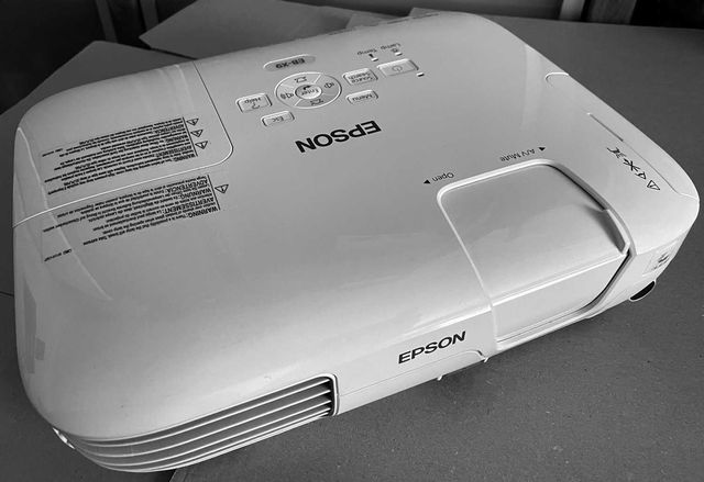 Projektor Epson EB-X9 nieużywany plus pokrowiec