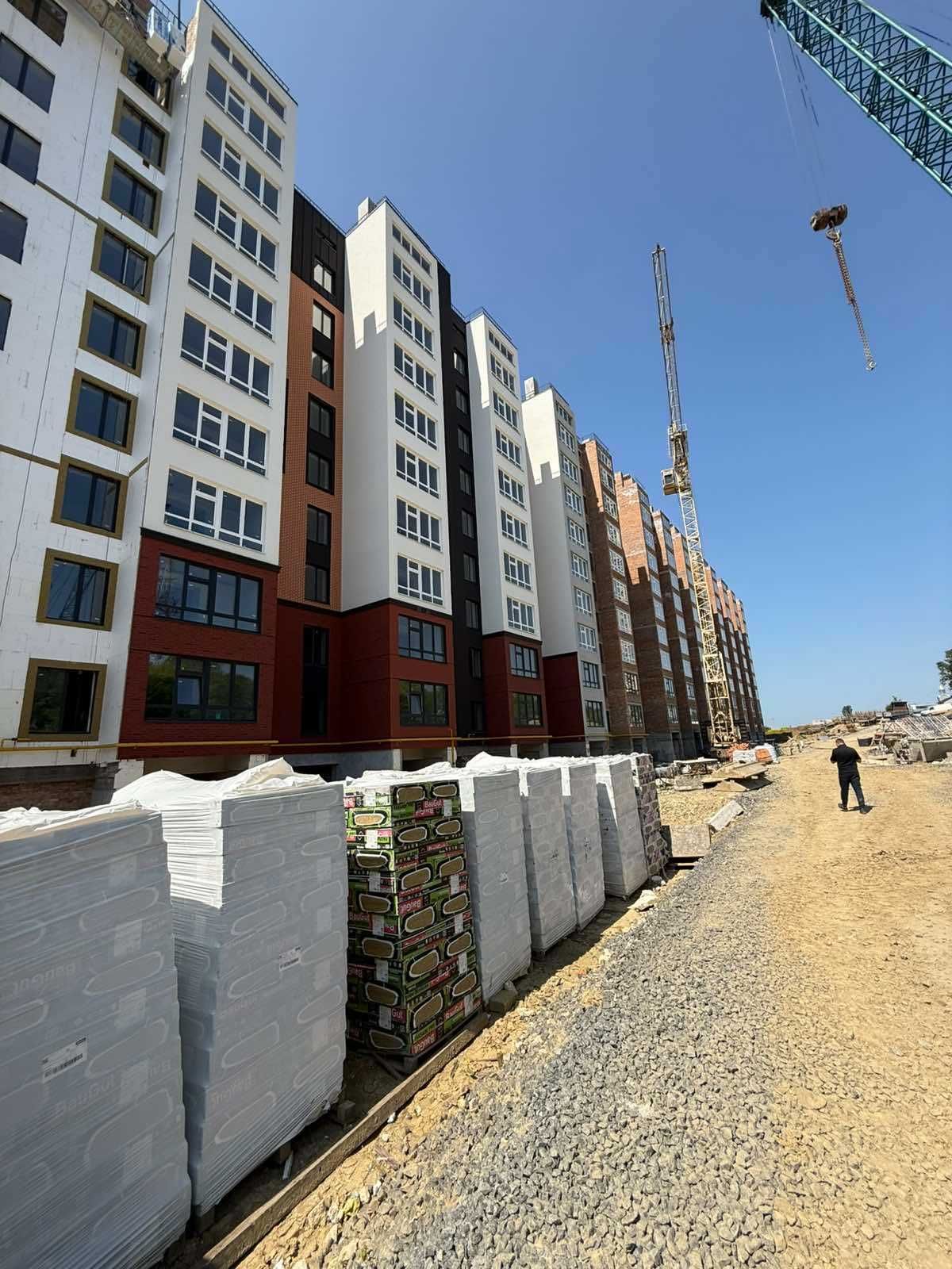 Продаж 1 км квартири в новобудові з видом на річку, р-н  Виставка