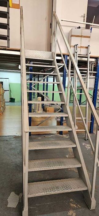 Escada Metálica com 2.30Mt de altura e  85cm de largura