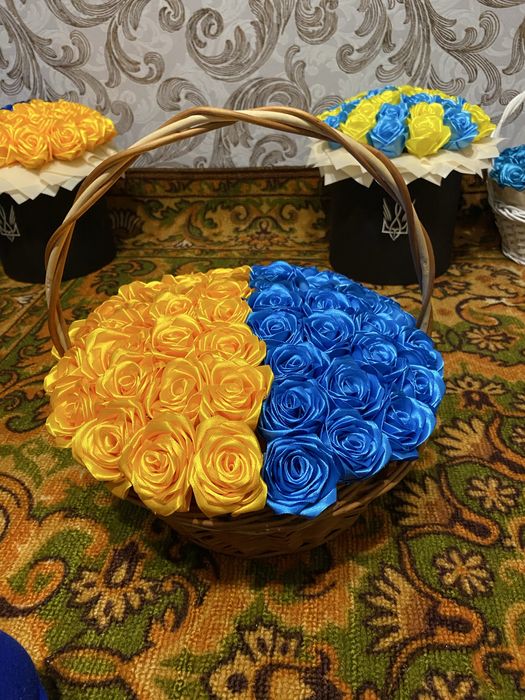 Квіти з атласної стрічки в наявності