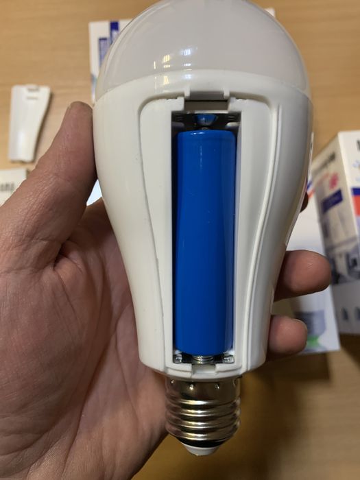 LED Лампочка на 20W від 220V на акумуляторах 18650 (2шт)