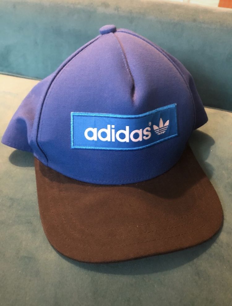 Oryginalna niebieska czapka z daszkiem adidas