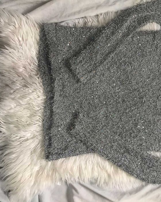 Camisola com detalhe de brilhantes e transparência nas costas