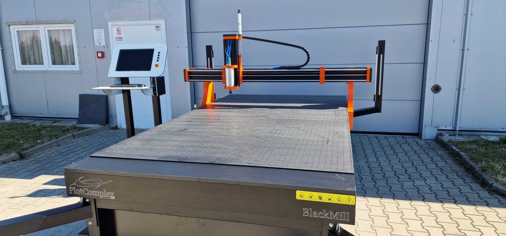 Ploter frezujący CNC BlackMill 1624 – frezarka do drewna i plexi