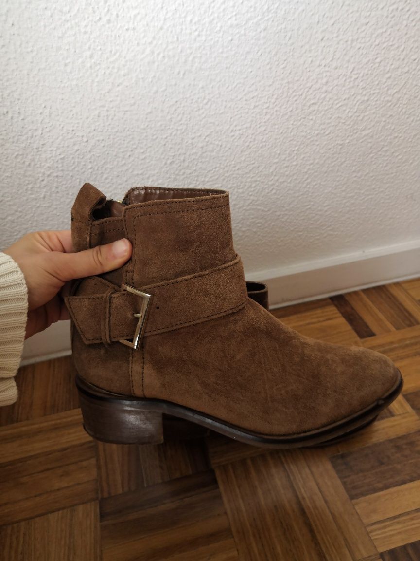 Botas castanhas com fivela dourada