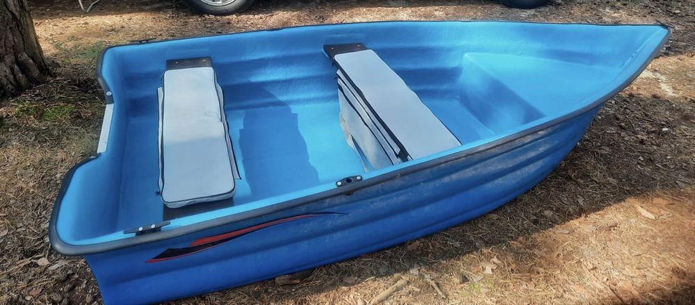 Łódka rekreacyjna z wózkiem slipowym i platwormą na relingi