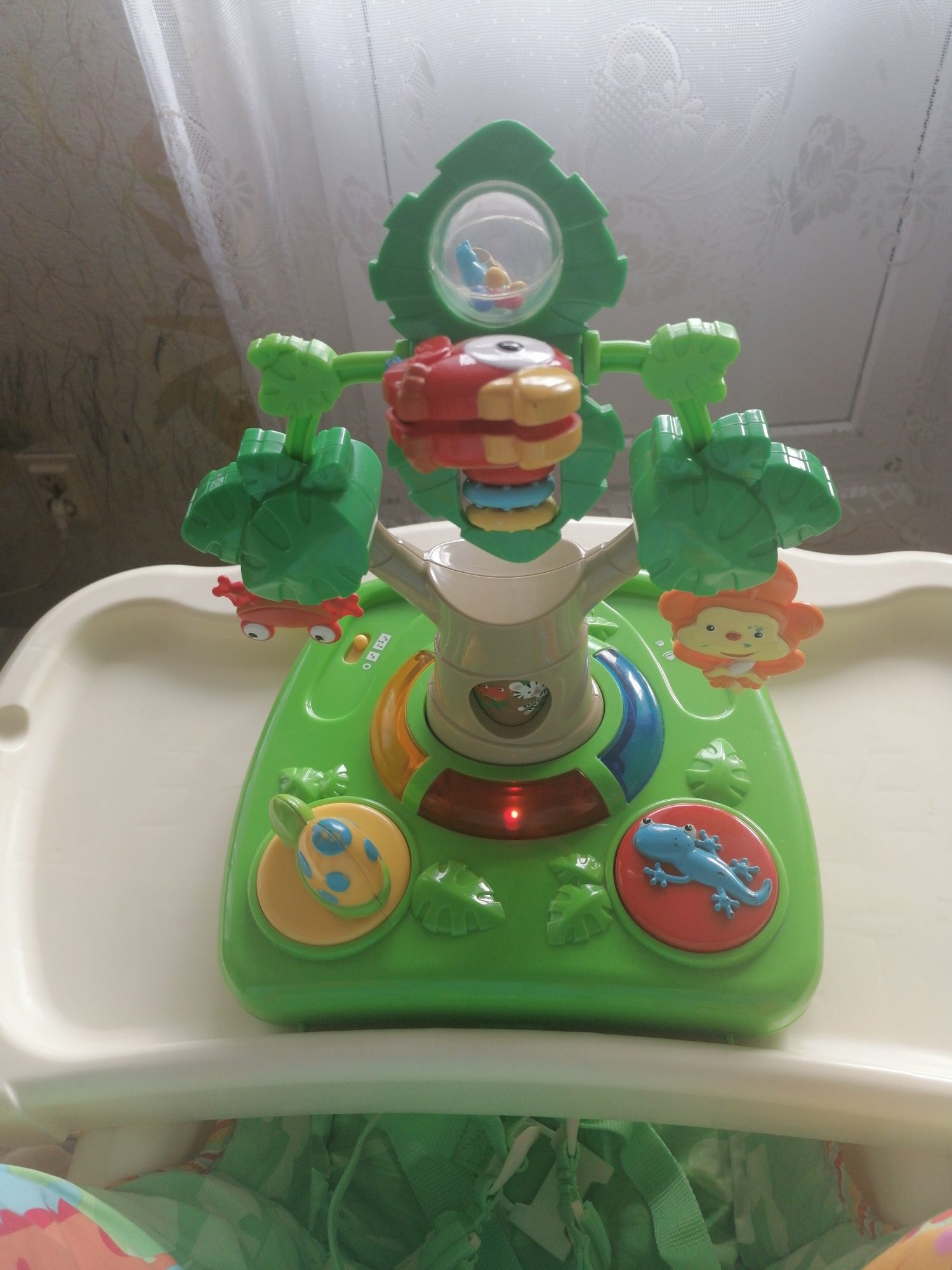 Fotelik do karmienia Fisher Price Rainforest z grającą zabawką