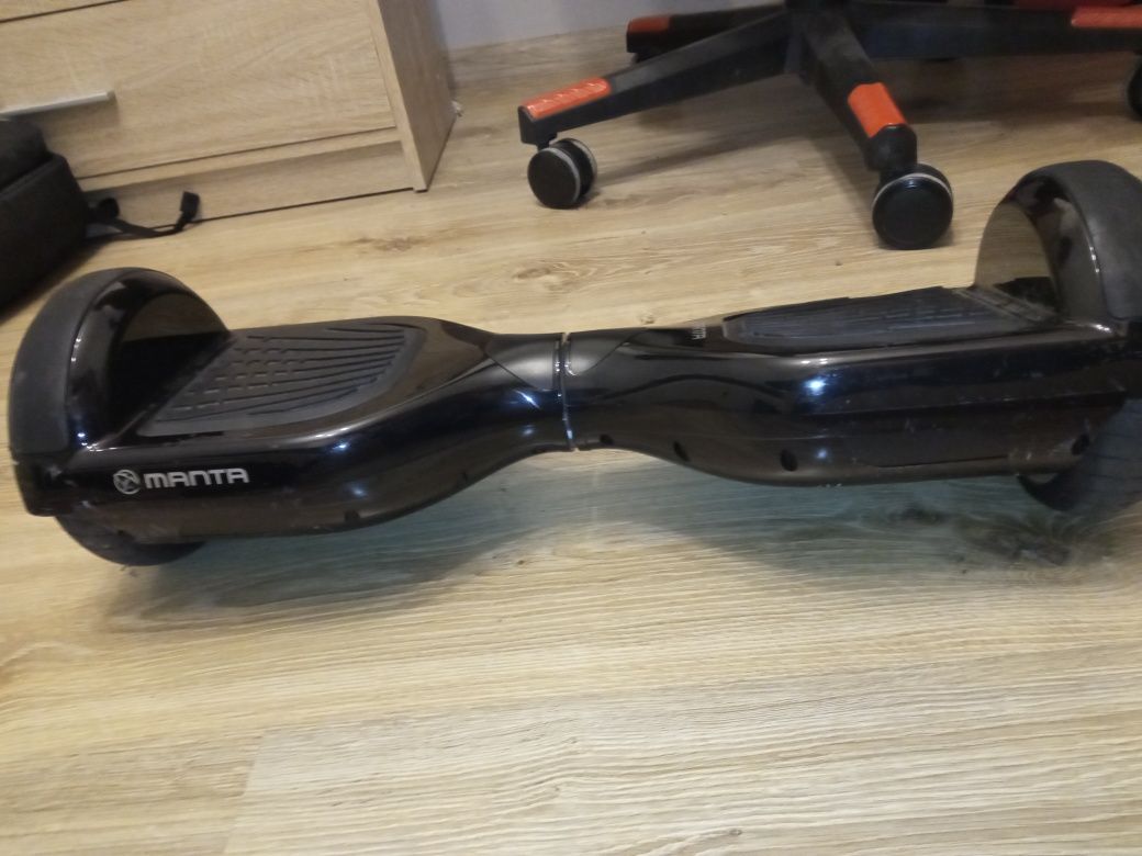 Sprzedam hoverboard. Ładowarkę i pokrowiec dorzucam za darmo.