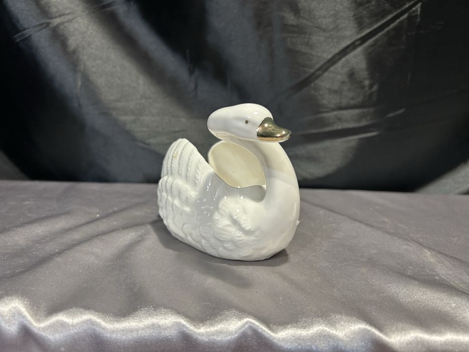 Ceramiczny Łabędź z Zakręconą Szyją – Elegancka Ozdoba