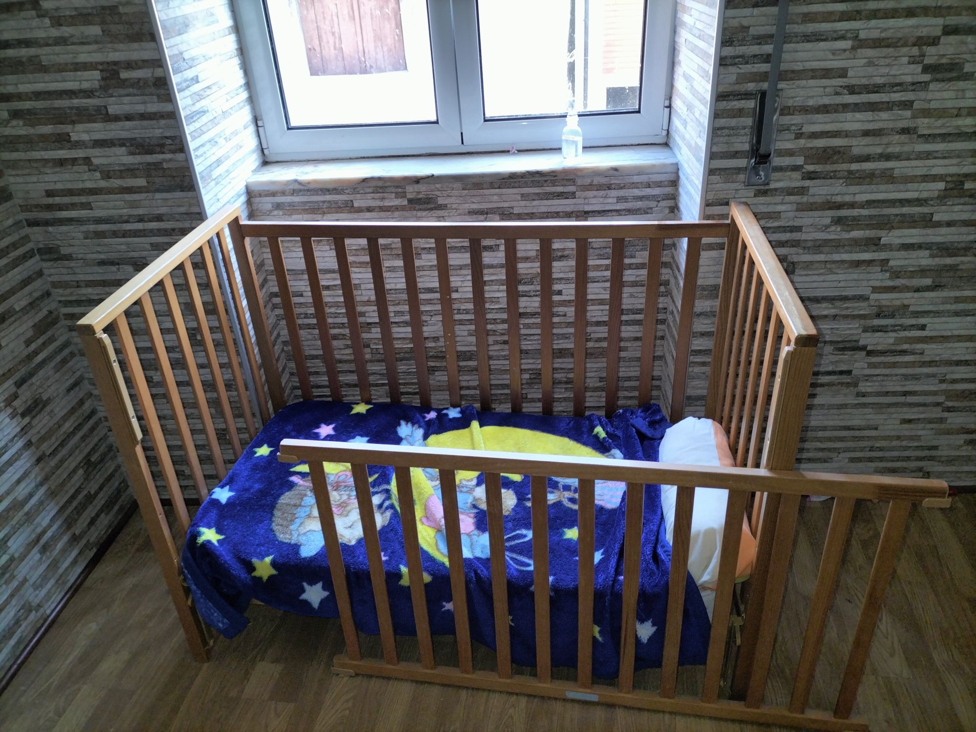Cama bebe, brinquedo e roupa se cama
