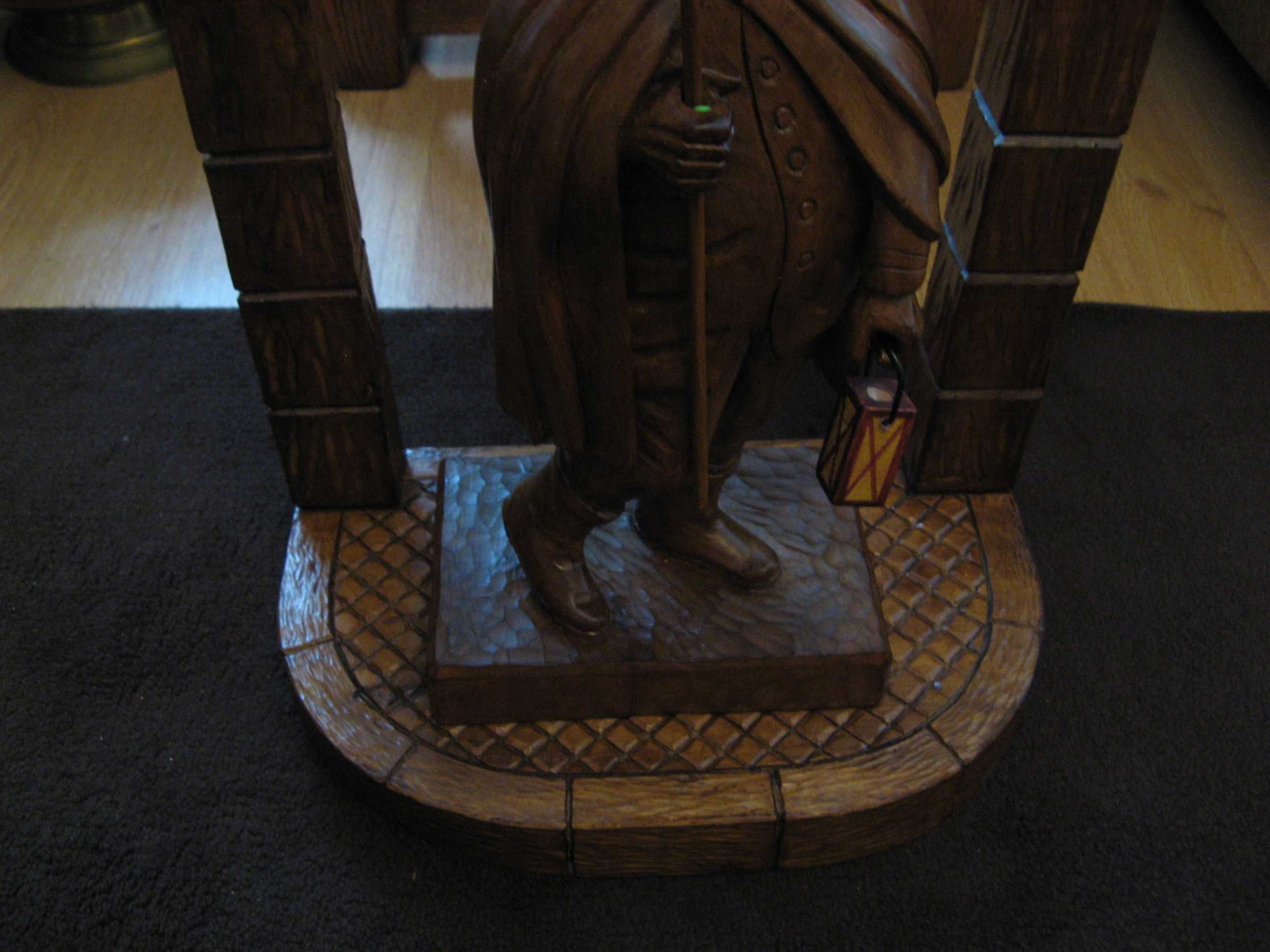 Rzeźba drewniana, strażnik stojący w bramie, duża, masywna praca.