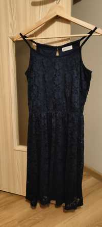 Granatowa sukienka z rozcięciem na plecach