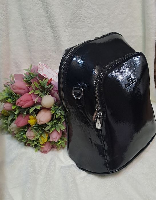 Стильний лаковий рюкзак