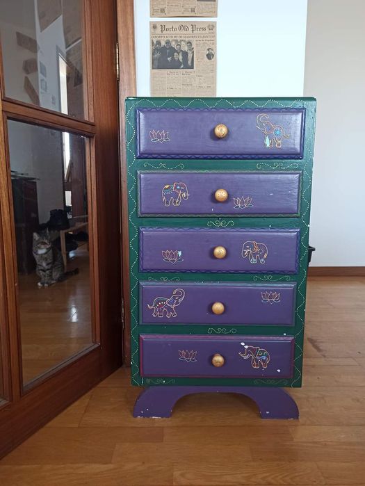 cômoda vintage com 5 gavetas