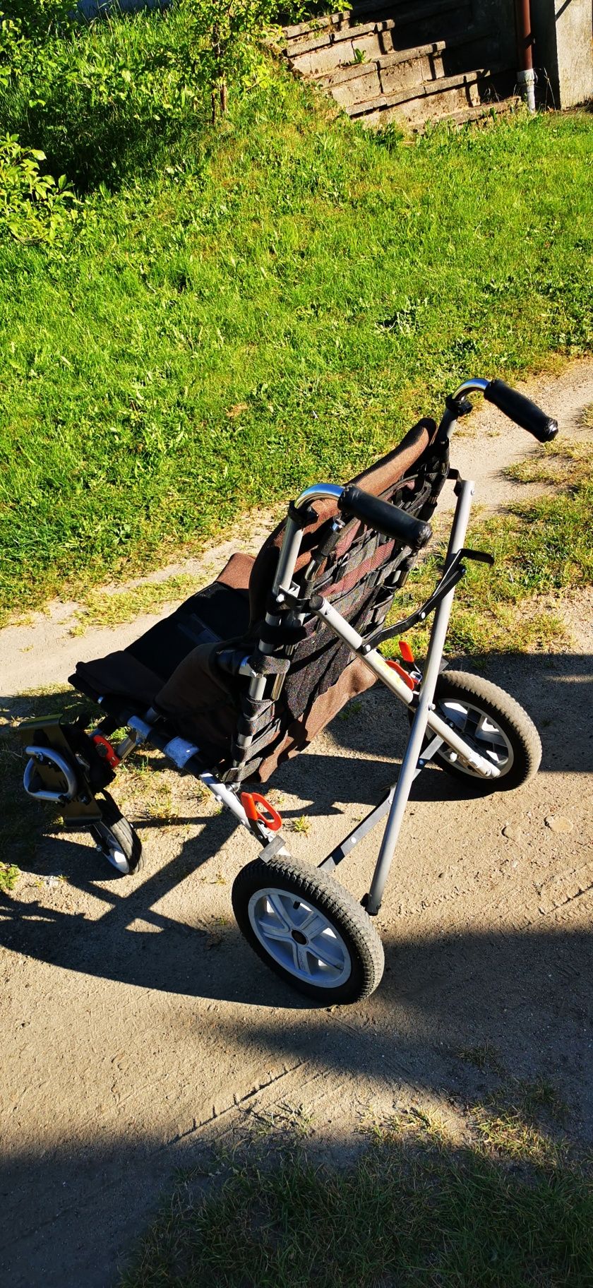 Wózek inwalidzki bez napędu elektrycznego