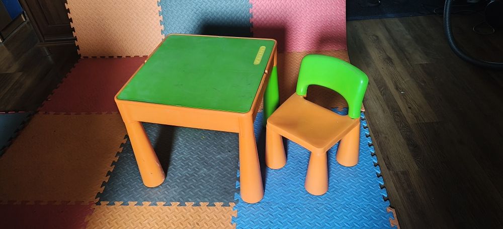 Stolik ze schowkiem i krzesłem z tworzywa