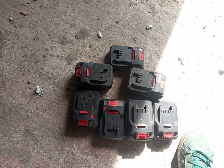 Vendo  conjunto de 7 baterias Parkside de 4 e 8 amperes