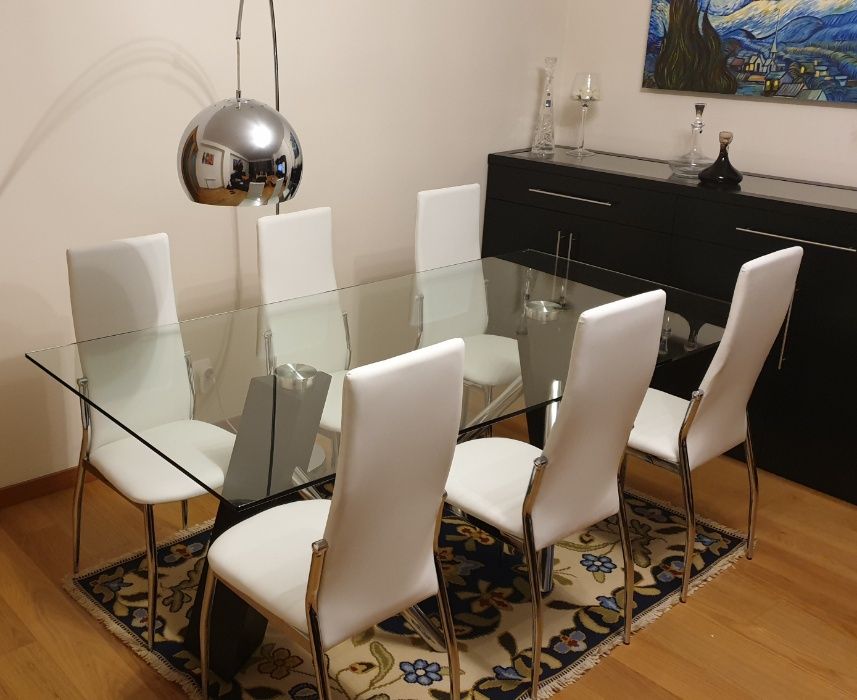 Mesa, cadeiras e candeeiros estilo moderno