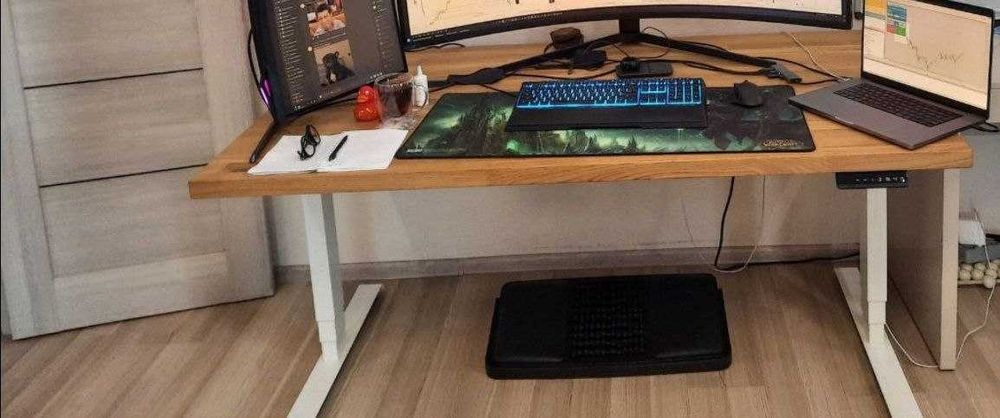 Стіл з автоматичним регулюванням висоти