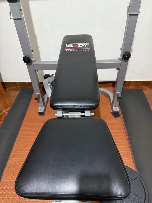 Banco de musculação multifunções com barra, pesos e halteres