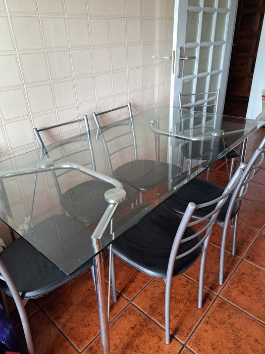 Vendo mesa de vidro com 6 cadeiras como novo.240euros