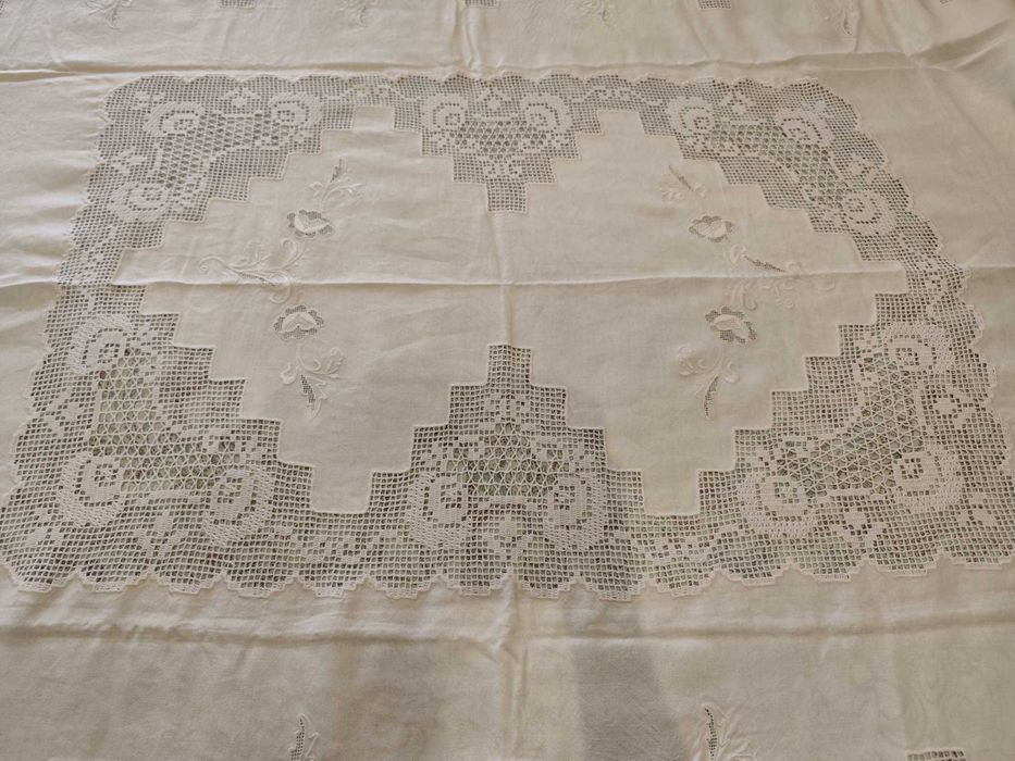 toalha de mesa bordada com croché