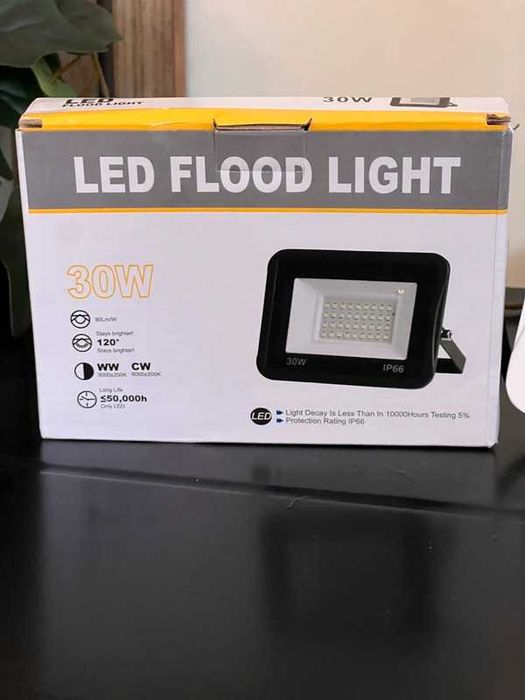 Projetor LED Fixo Exterior