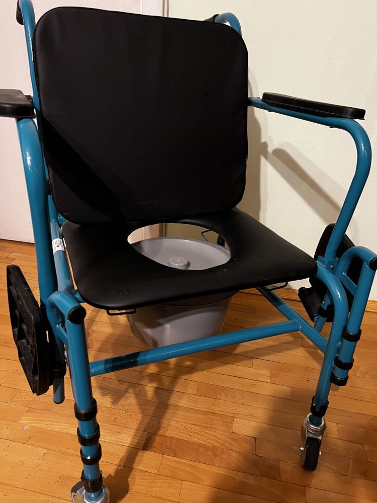 Крісло-стілець з гігієнічним пристосуванням 3500грн