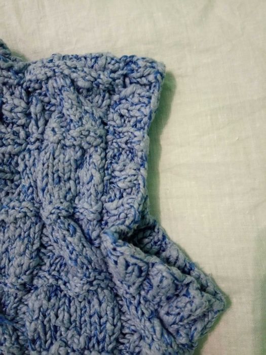 Тепла в`язана жилетка для дівчинки