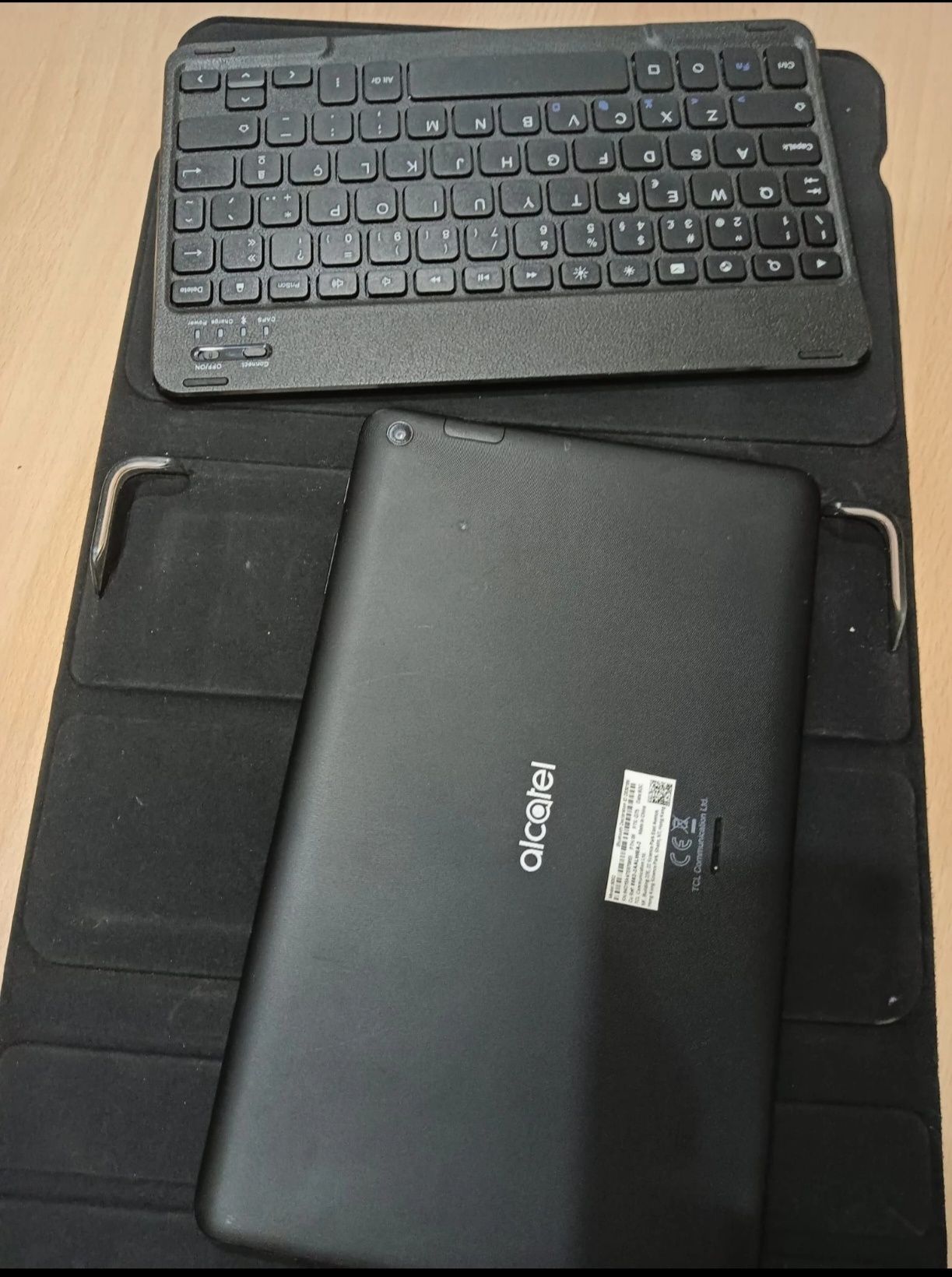 Tablet Alcatel com teclado e capa