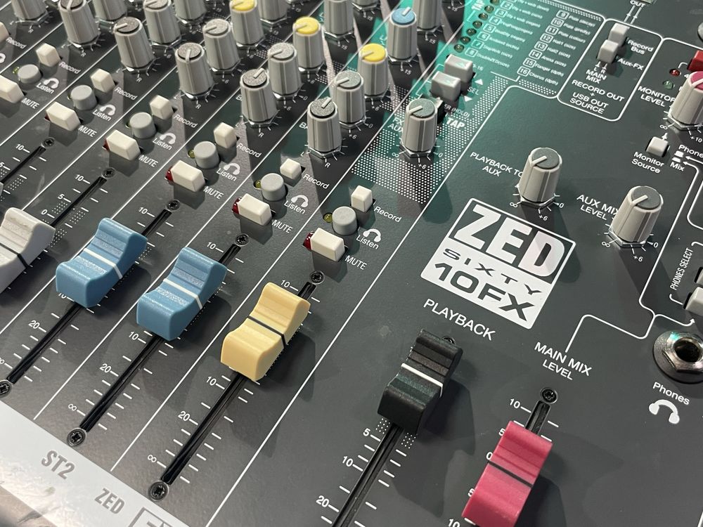 Mesa de som Allen & Heath ZED60-10FX