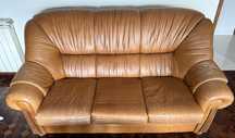 Três sofas em pele