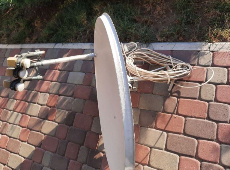 Супутникова антена з кабелем