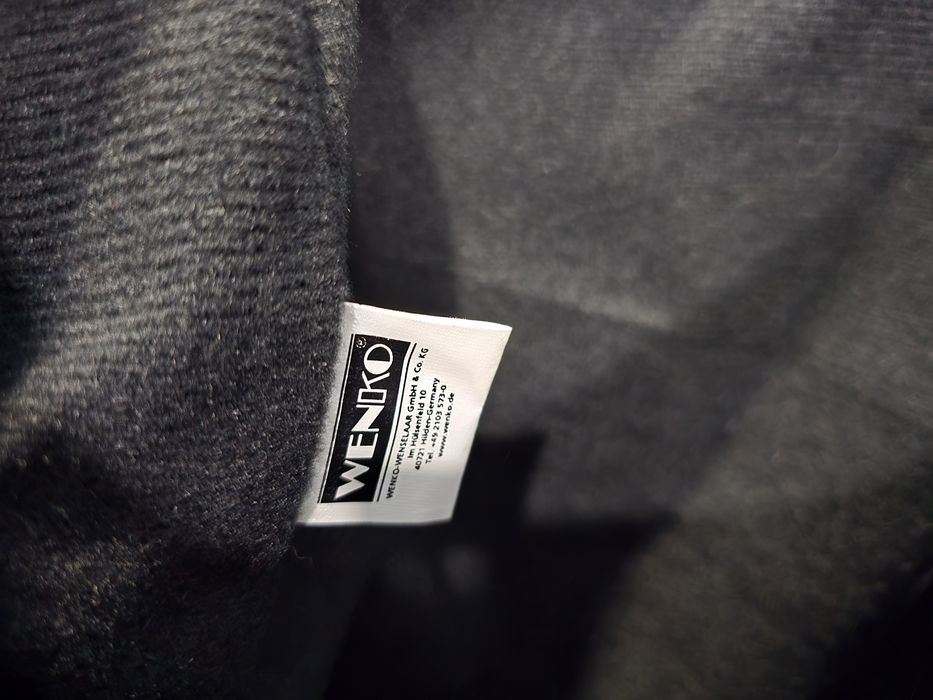 Cadeira e banco pretos