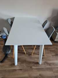 Biały Stół i 4 krzesła. Wymiary 140x 80 x 70cm.