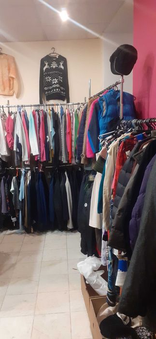 Wyposażenie sklepu z tanią odzieżą