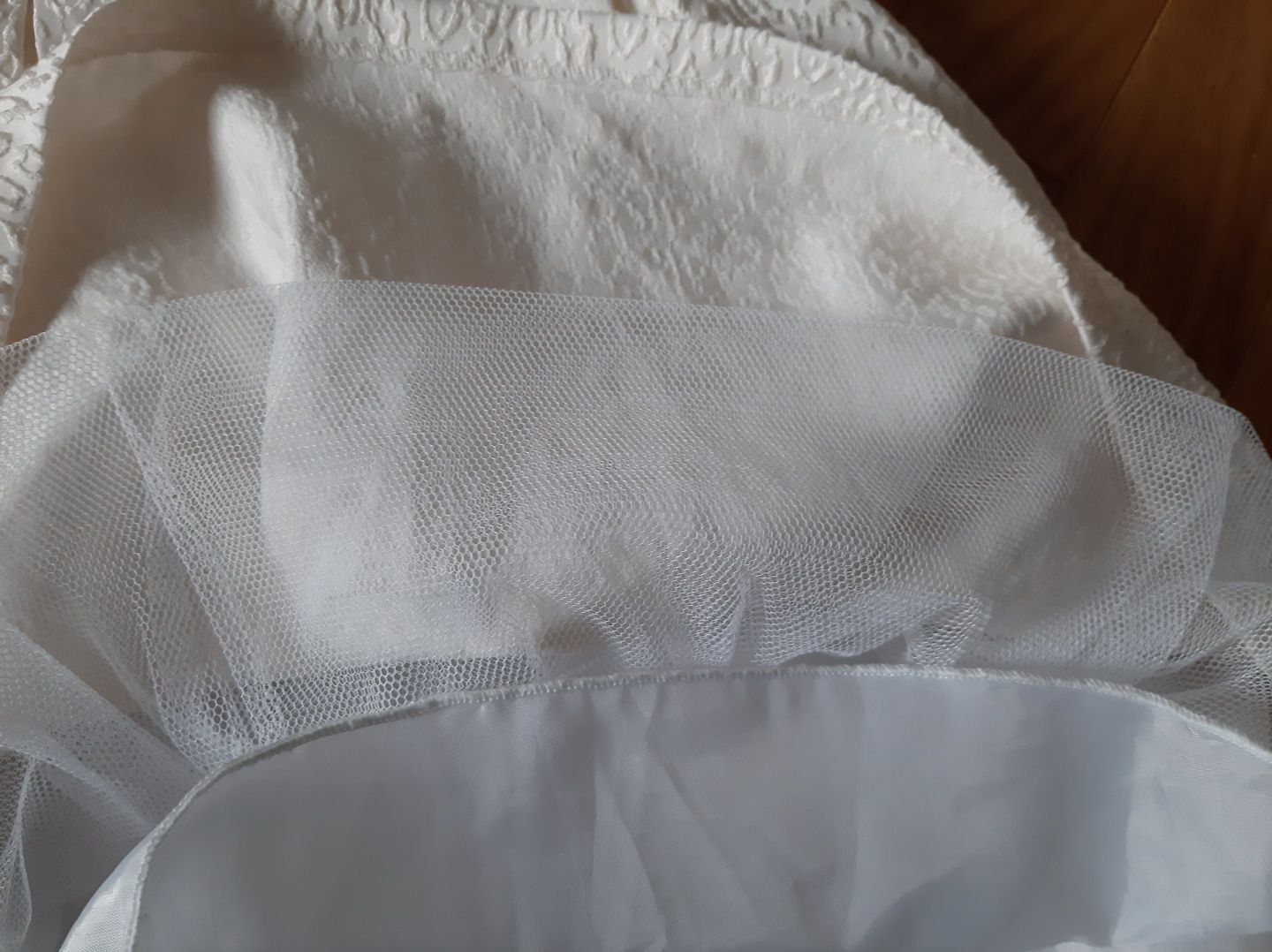 Sukienka elegancka na Święta ecru zdobny lancuszek