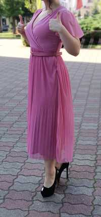 Różowa suknia Mohito XS z paskiem