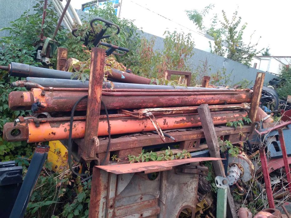 siłowniki hydrauliczne różne wózki widłowe, ładowarki