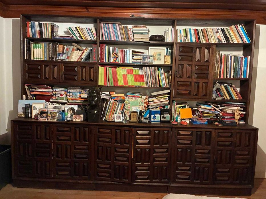 Armário estante com design geométrico