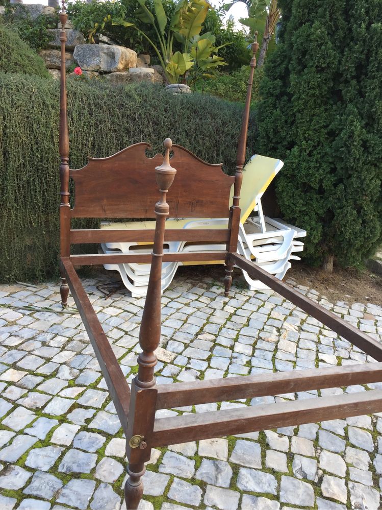 Cama antiga em madeira