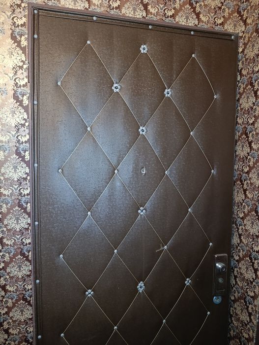 Продам входную дверь,тяжолая 1000