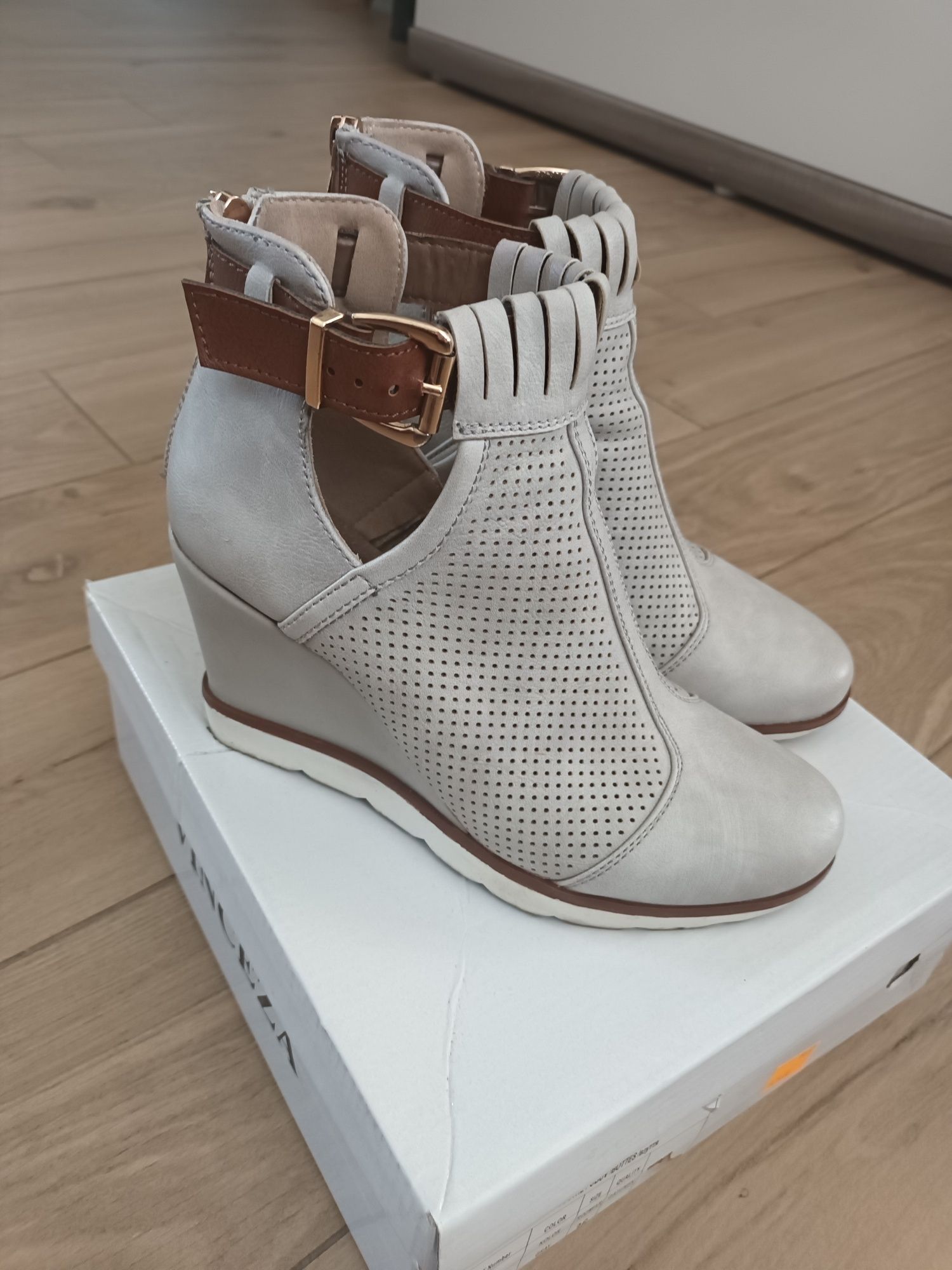 Buty na koturnie-36