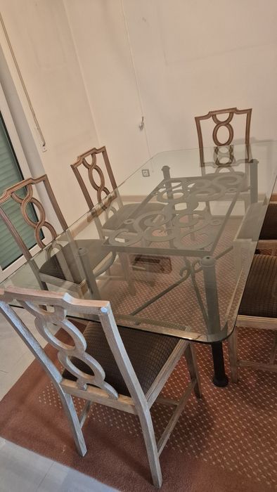 Mesa de jantar e seis cadeiras