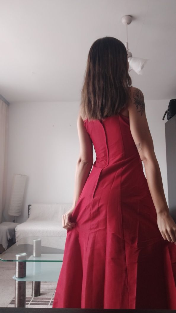 Czerwona długa suknia