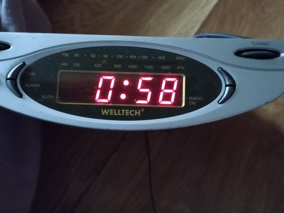 Zegar+ radio podszafkowe