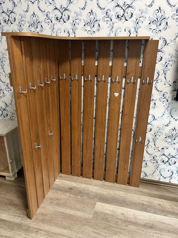Вешалка в прихожую.