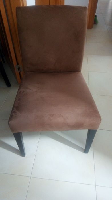 NOVO PRECO  Uma mesa com tampo  de vidro e 4 cadeiras.